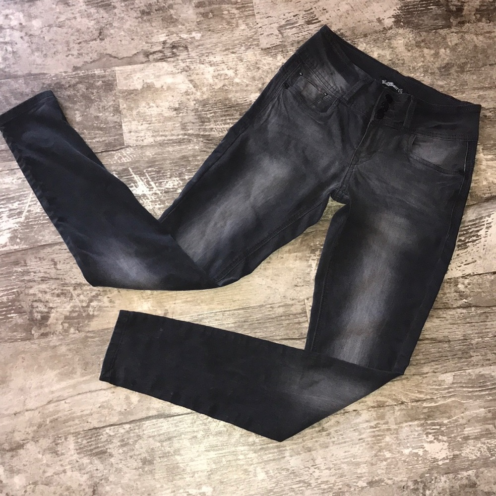 ❌❌SOLD❌❌Wallflower Skinny’s size 3